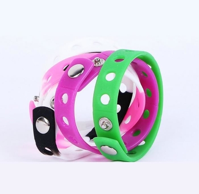 I fori promozionali disegnano i braccialetti regolabili, bottone di gomma colorato del metallo dei braccialetti