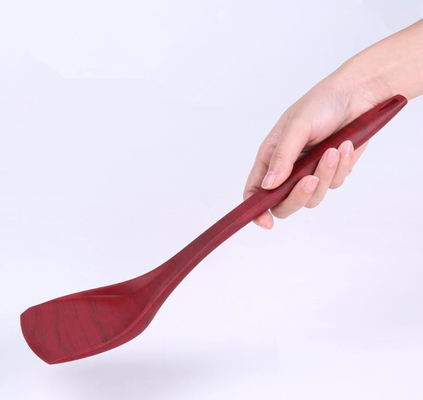 Il grano di legno disegna il silicone Turner del commestibile che cucina gli strumenti per la pentola antiaderante