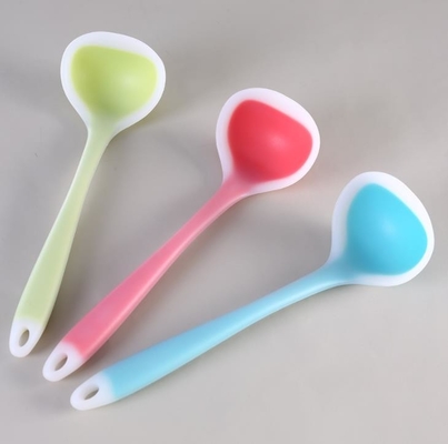 Strumento della cucina del cucchiaio di minestra del commestibile di dimensione media nei colori traslucidi