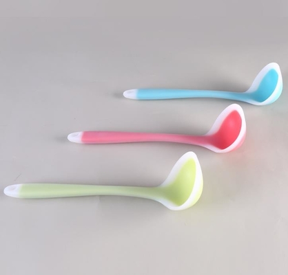 Strumento della cucina del cucchiaio di minestra del commestibile di dimensione media nei colori traslucidi