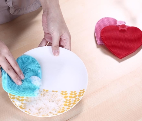 Spazzola di lavaggio del silicone del commestibile di forma del cuore per i piatti e la frutta di pulizia