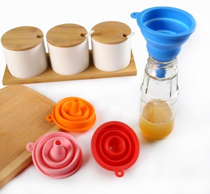 Strumenti pieghevoli di piccola dimensione della cucina dell'imbuto del silicone del commestibile di stili