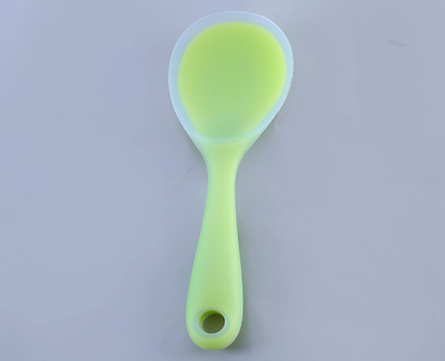 Il riso del silicone del commestibile dà gli strumenti a cucchiaiate della cucina con colore traslucido