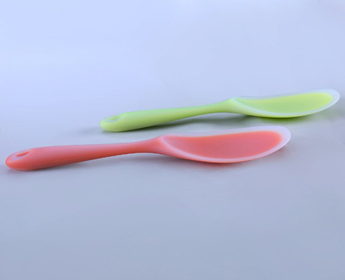 Il riso del silicone del commestibile dà gli strumenti a cucchiaiate della cucina con colore traslucido