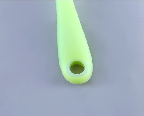 Il riso del silicone del commestibile dà gli strumenti a cucchiaiate della cucina con colore traslucido
