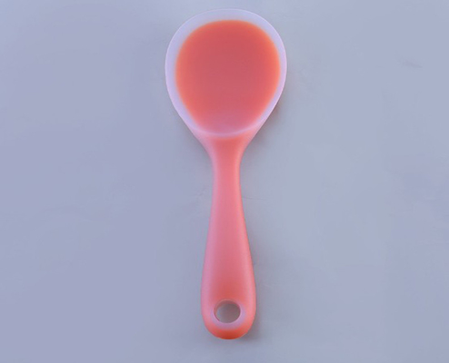 Il riso del silicone del commestibile dà gli strumenti a cucchiaiate della cucina con colore traslucido