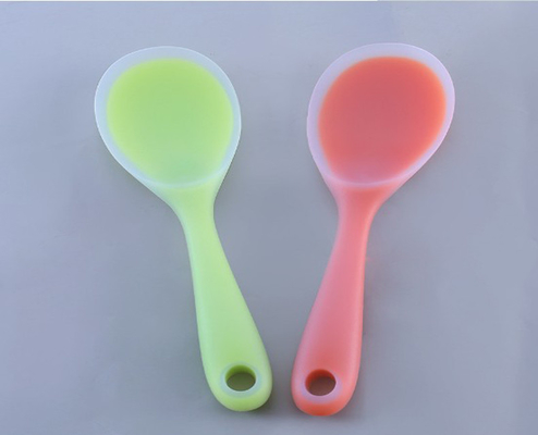 Il riso del silicone del commestibile dà gli strumenti a cucchiaiate della cucina con colore traslucido