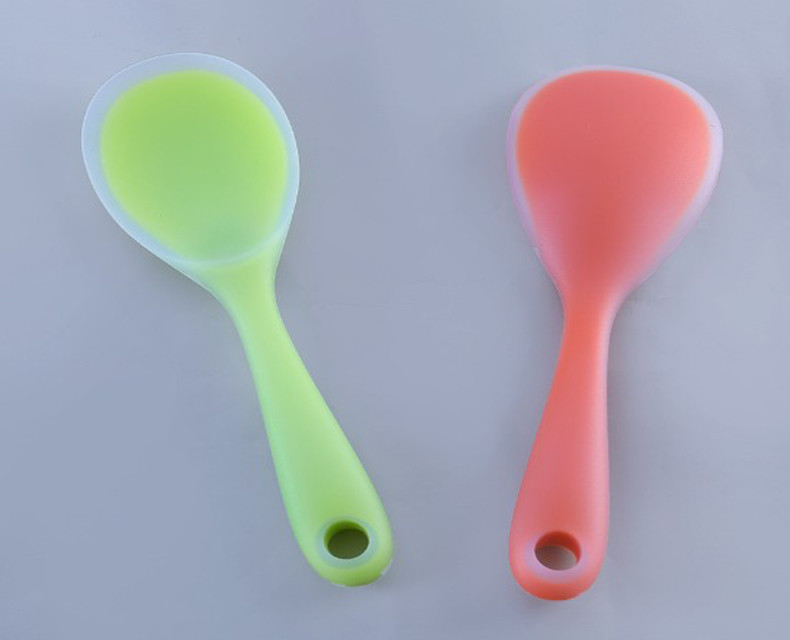 Il riso del silicone del commestibile dà gli strumenti a cucchiaiate della cucina con colore traslucido